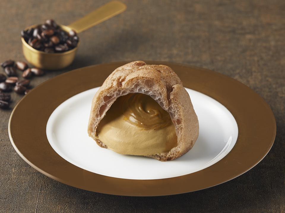 珈琲を食べるシュークリーム (カフェラテ)
